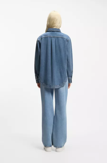 Chemise en denim rigide bleu avec boutons-pression lustrés