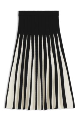 Knitted skirt with two-tone pleats, Patterned