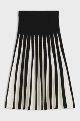 Knitted skirt with two-tone pleats, Patterned