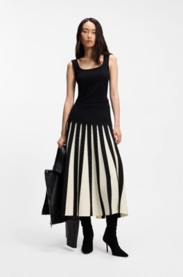 Knitted skirt with two-tone pleats, Patterned