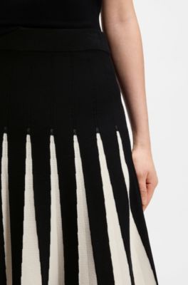 Knitted skirt with two-tone pleats, Patterned