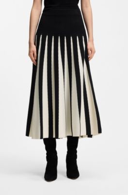 Knitted skirt with two-tone pleats, Patterned