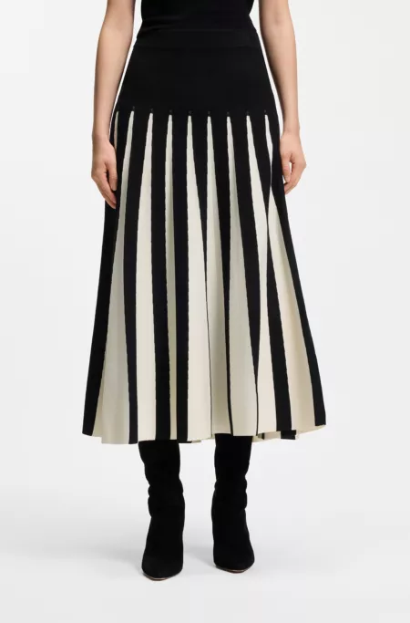 Knitted skirt with two-tone pleats