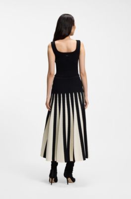 Knitted skirt with two-tone pleats, Patterned