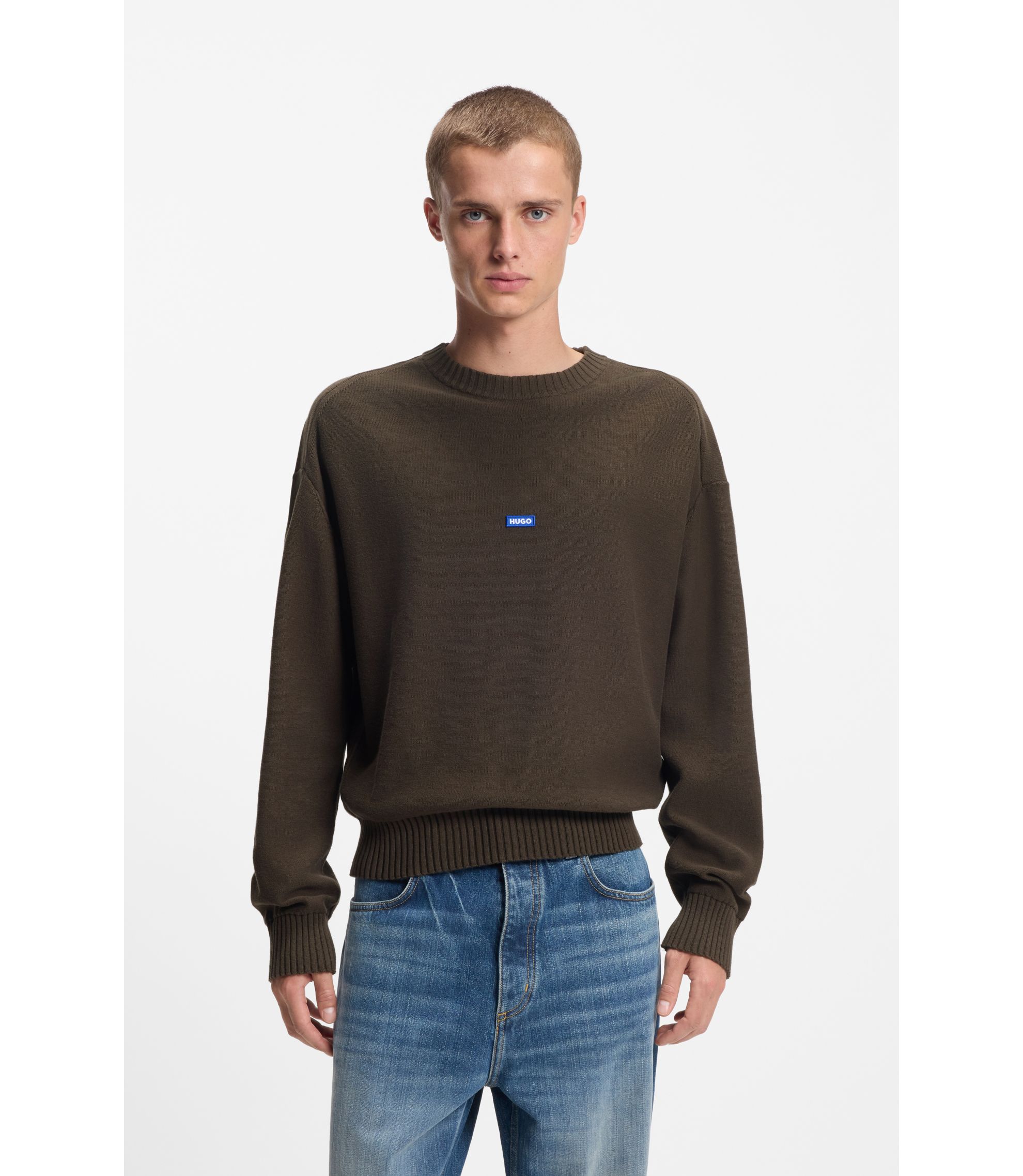 Strickpullover aus Baumwolle mit blauem Logo-Aufnäher