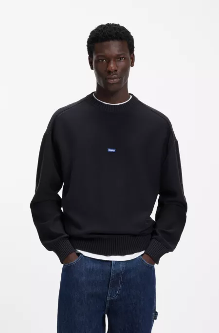 Pull en maille de coton avec étiquette logotée bleue