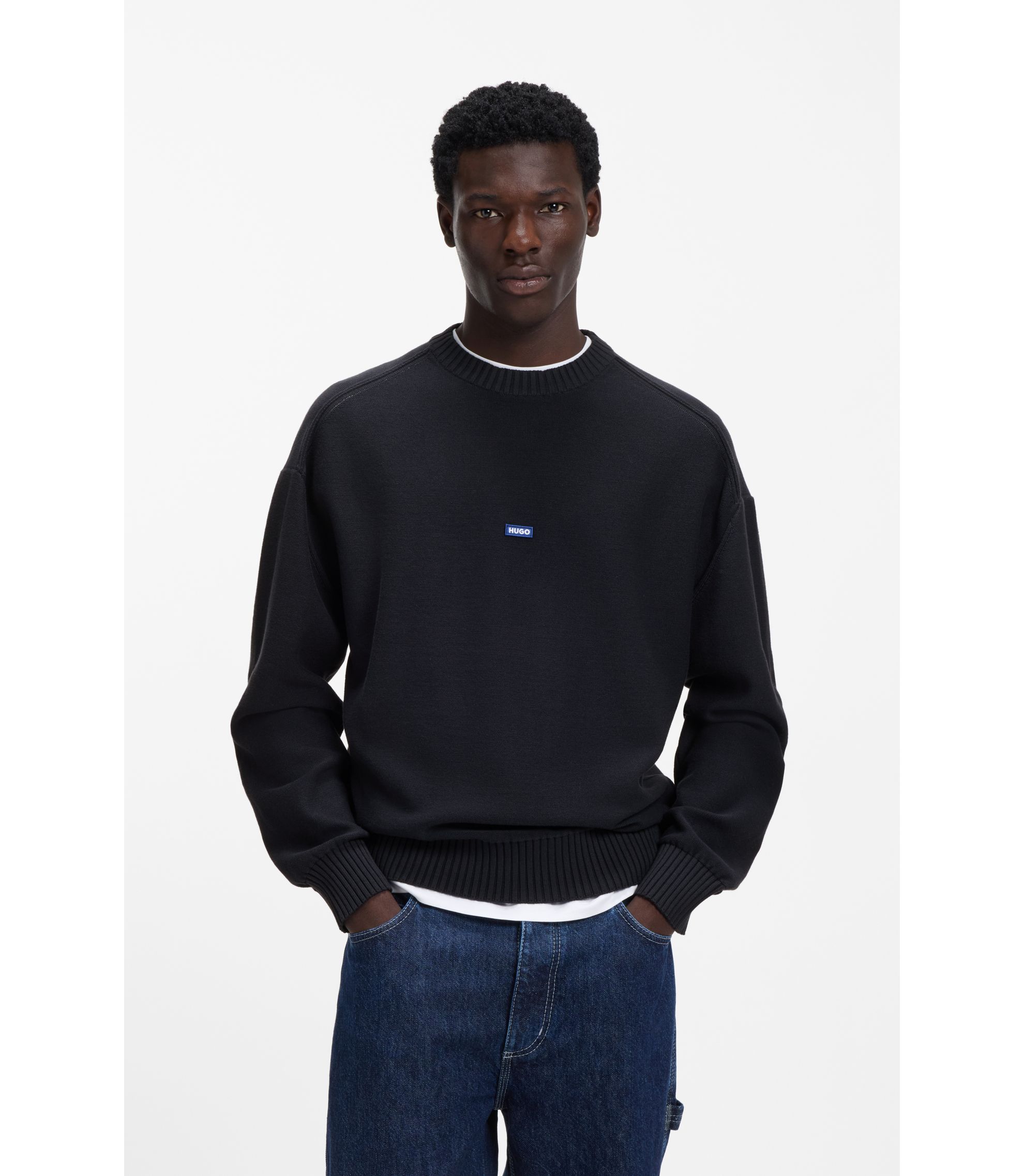 Strickpullover aus Baumwolle mit blauem Logo-Aufnäher