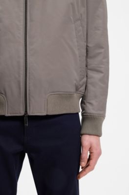 BOSS x ASTON MARTIN bomberjacka i vattenavvisande twill, Ljusgr&aring;