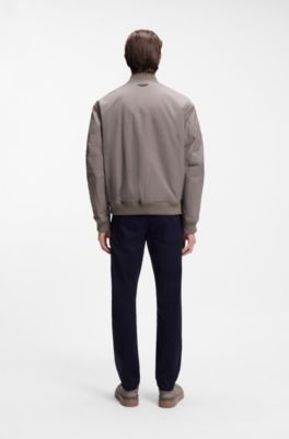 BOSS x ASTON MARTIN bomberjacka i vattenavvisande twill, Ljusgr&aring;