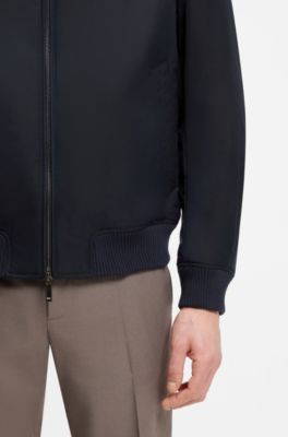 Bomber BOSS x ASTON MARTIN en twill d&eacute;perlant, Bleu fonc&eacute;