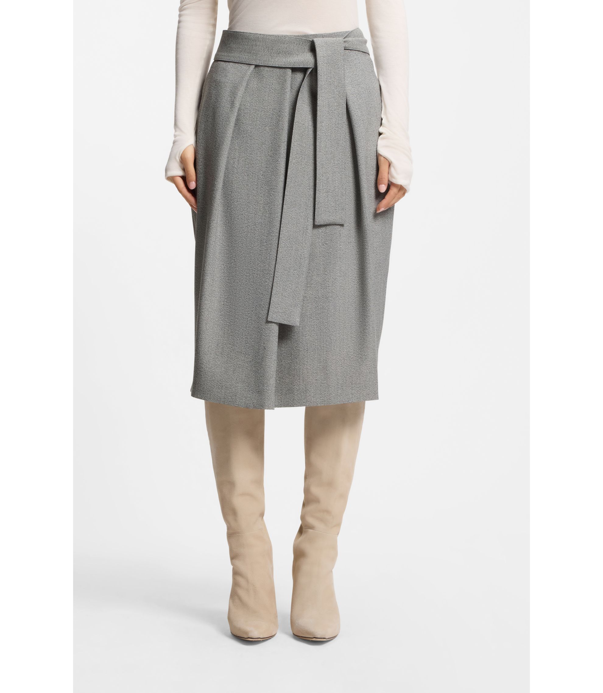 Rock mit Gürtel und Falten auf der Vorderseite