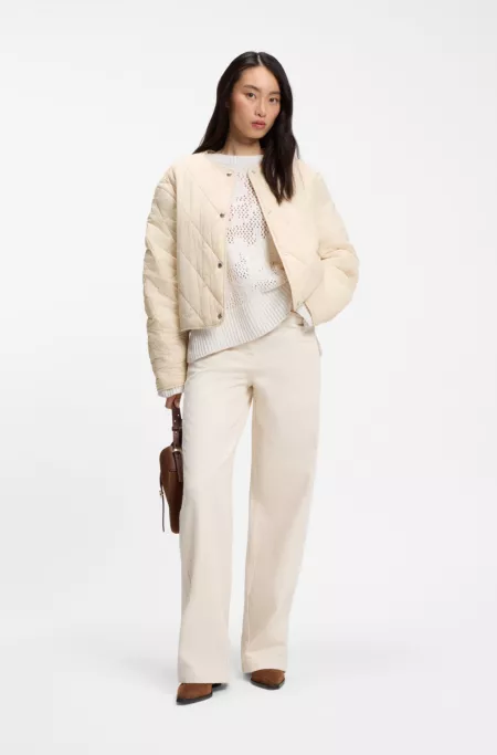 Water-repellent jacket with diamond quilting