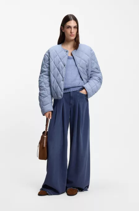 Water-repellent jacket with diamond quilting