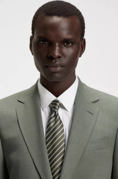 Easy-care suit in stretch cloth with wool