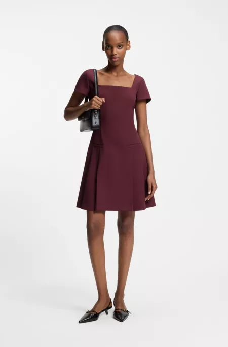 Robe en tissu stretch à encolure carrée