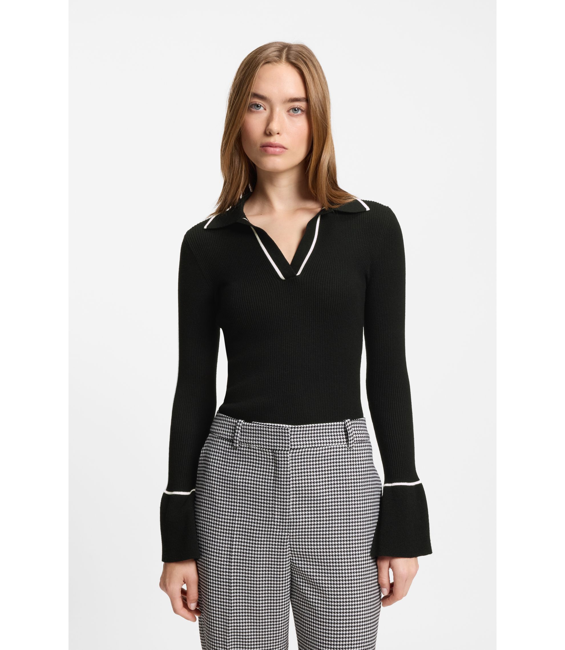 Strickpullover mit Polokragen und kontrastfarbenen Paspeln