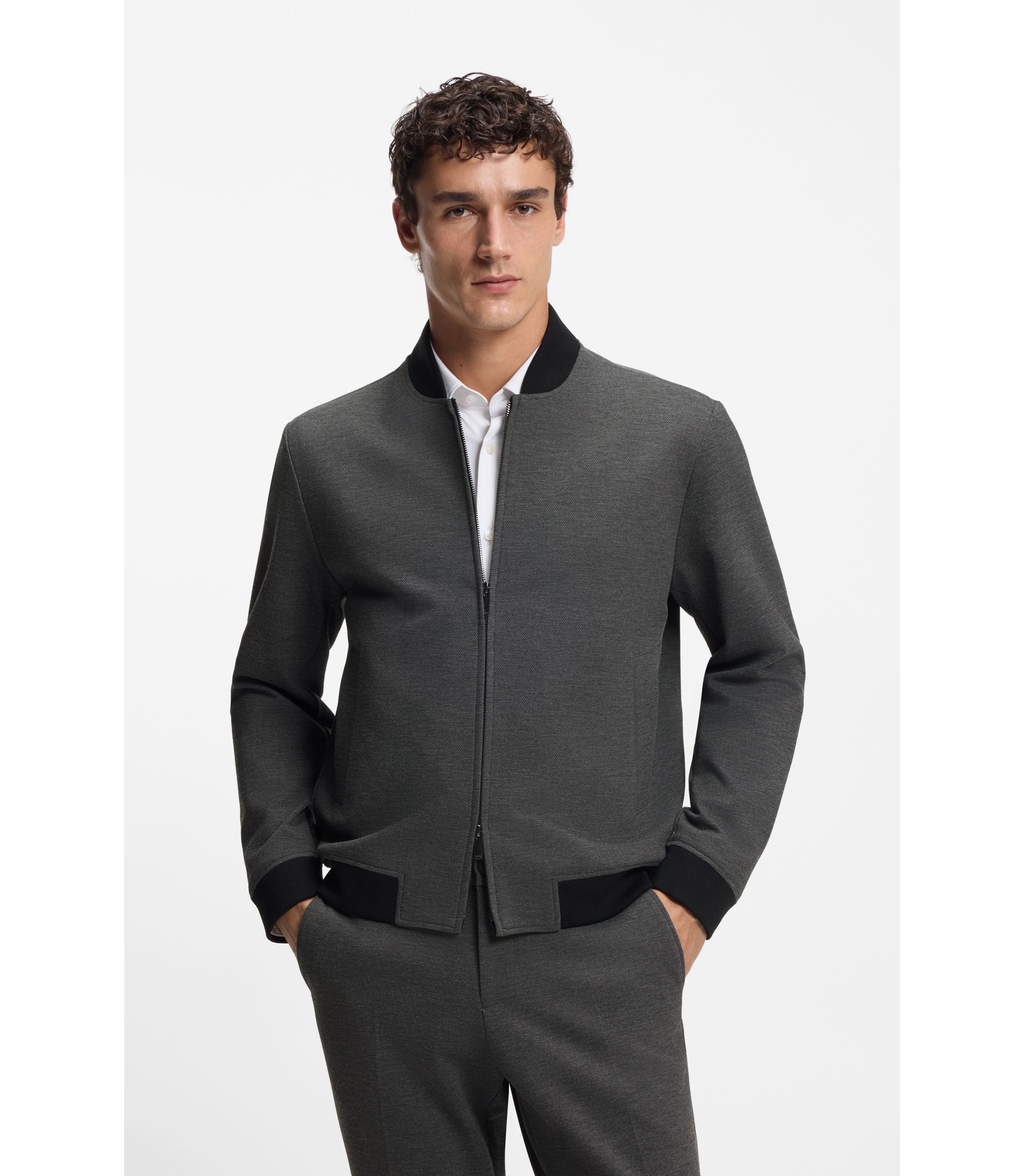 Slim-Fit Jacke aus knitterfreiem Gewebe