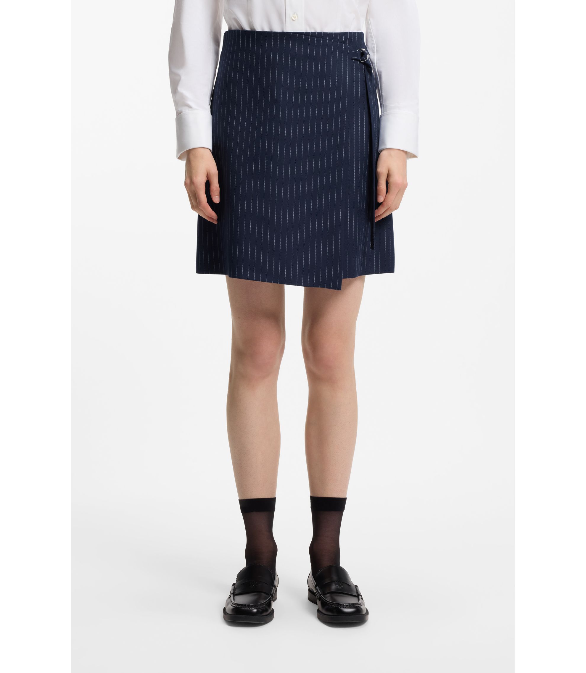 Bleistiftrock mit Gürtel und Nadelstreifen