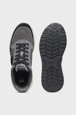 Sneakers i mocka med Double B-monogram, M&ouml;rkgr&aring;