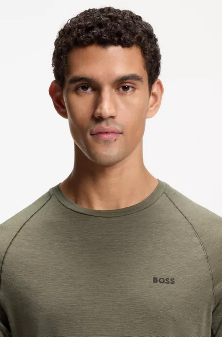 Active slim-fit T-shirt with moisture control