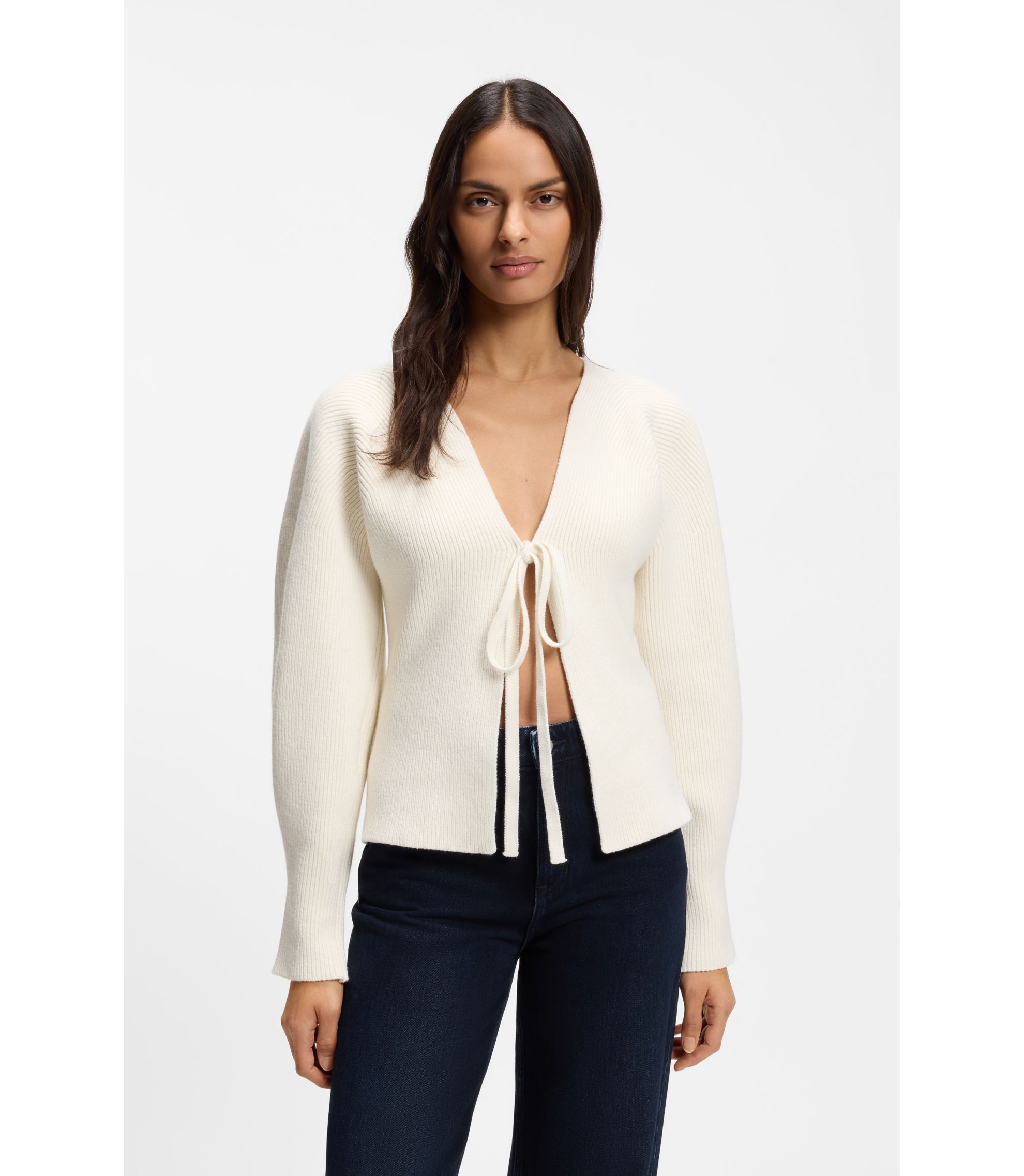 Strickjacke mit Krawatten-Vorderseite und Ballonärmel in Rippstrick