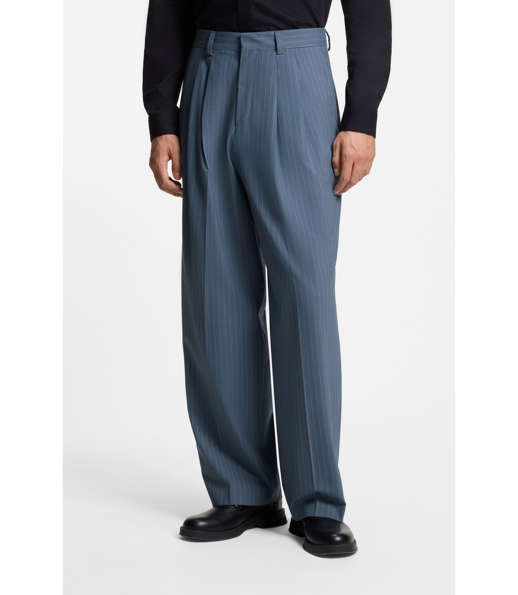 Hose aus Stretch-Gewebe mit weitem Beinverlauf und Nadelstreifen