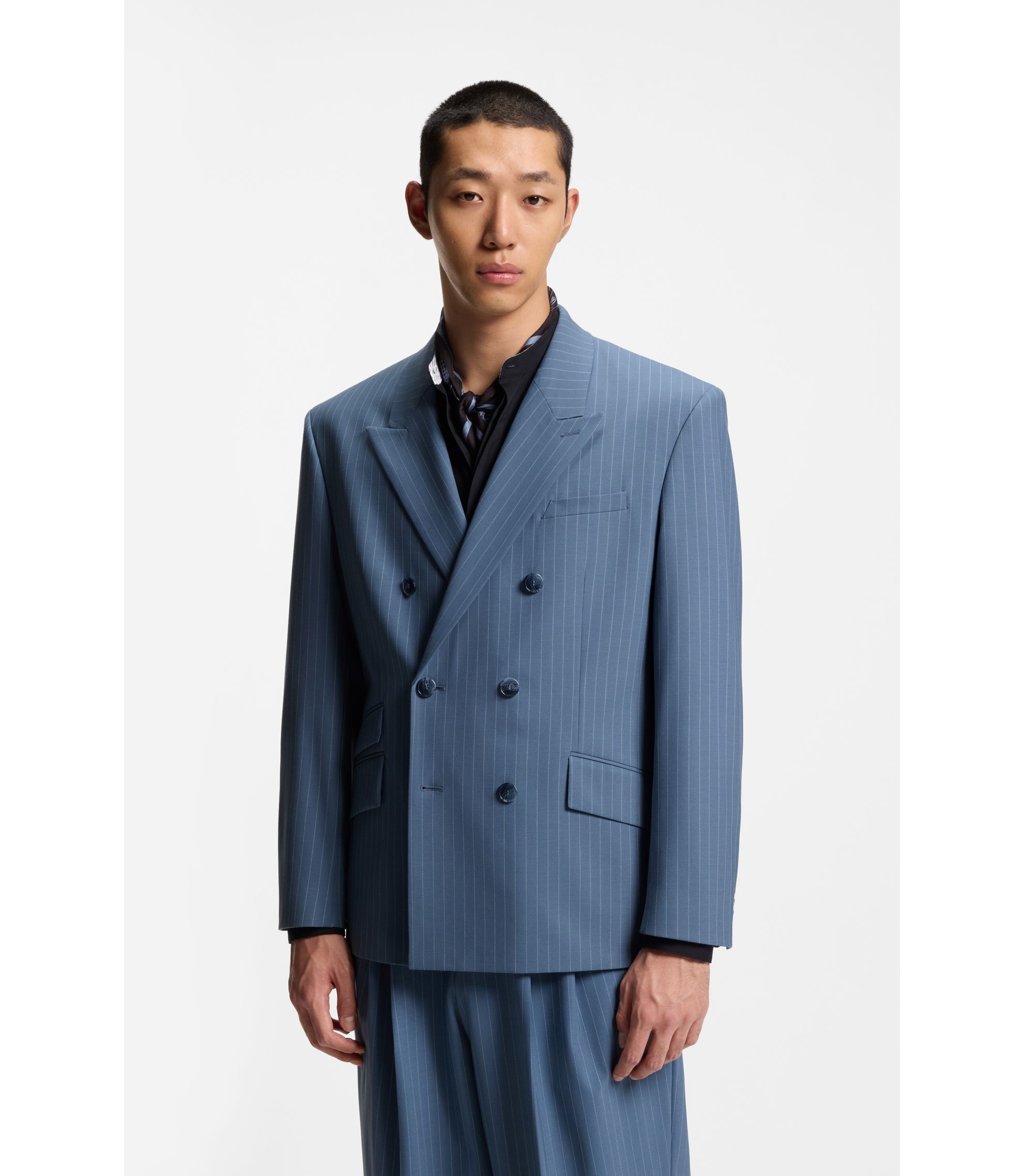 Oversized Sakko aus funktionalem Stretch-Gewebe mit Nadelstreifen