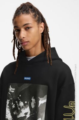 HUGO x Jujutsu Kaisen Hoodie mit Yuji-und-Megumi-Print, Schwarz