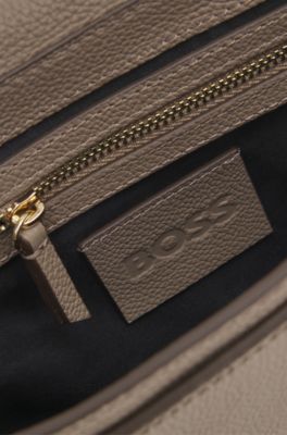 Bolso cruzado de piel granulada con detalle monograma Double&nbsp;B, Marr&oacute;n claro