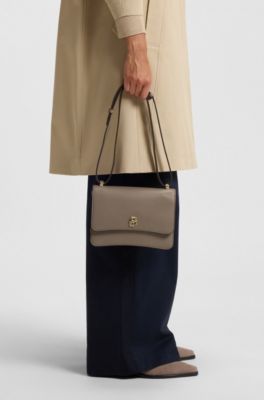 Sac port&eacute; crois&eacute; en cuir &agrave; monogrammes Double&nbsp;B, Brun chin&eacute;