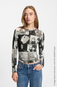 HUGO x Jujutsu Kaisen-top bedrukt met personages, Bedrukt