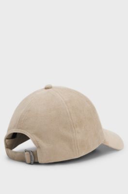 Cappellino in pelle scamosciata con logo in metallo, Beige