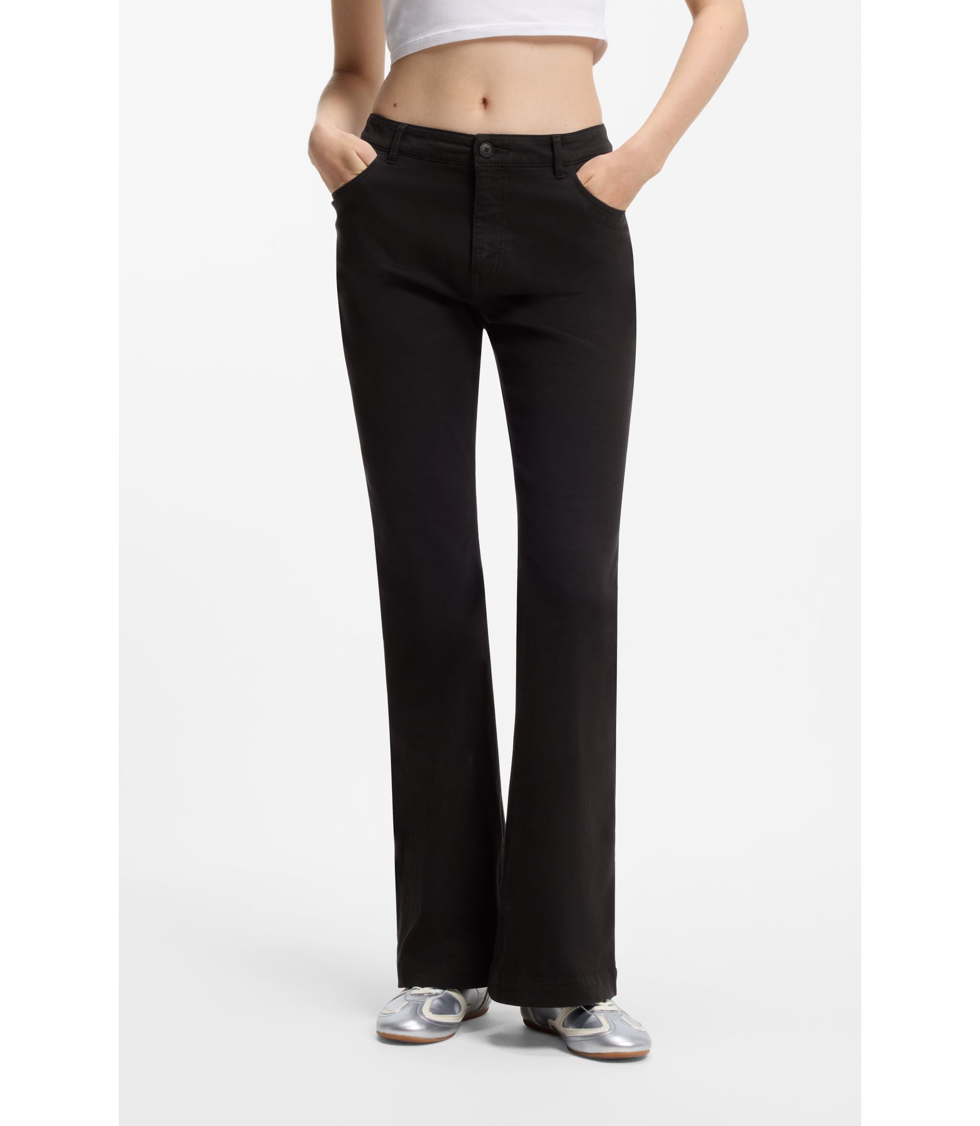 Slim-Fit Hose mit ausgestelltem Beinverlauf