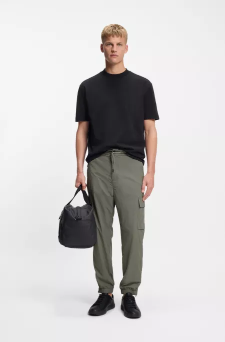 Cargo trousers in water-repellent crinkle fabric