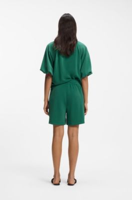 Regular-Fit Shorts aus Modal-Mix mit Teilungsn&auml;hten, Gr&uuml;n