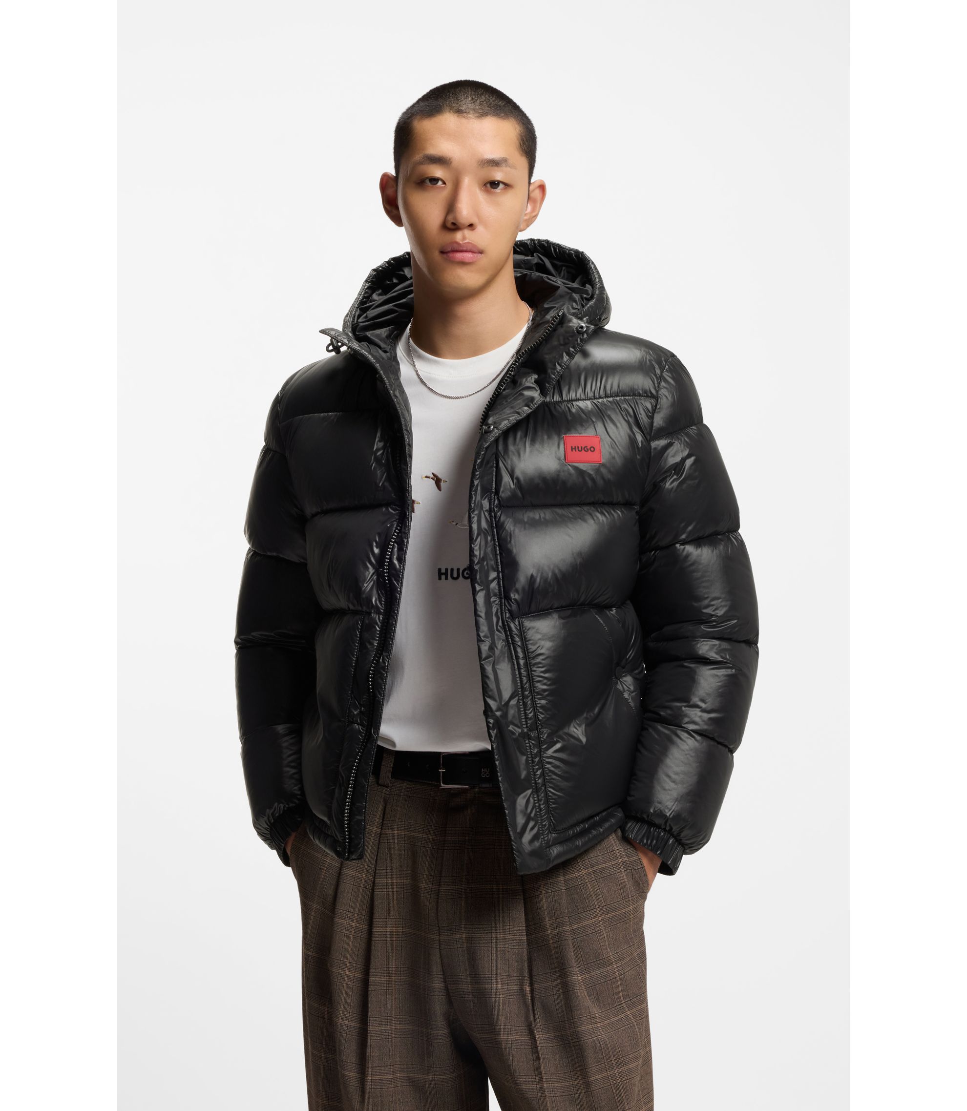 Wasserabweisende Jacke mit Kapuze und Logo-Patch