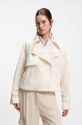 Kort trenchcoat i bl&oslash;dt crepe, Hvid