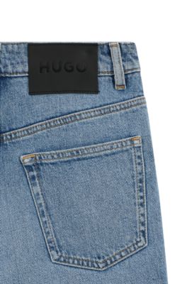 Mom-Fit Jeans aus blauem Stretch-Denim mit Pr&auml;gung an der Tasche, Hellblau