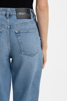 Mom-fit jeans in blue stretch denim with embossed pocket, Light Blue