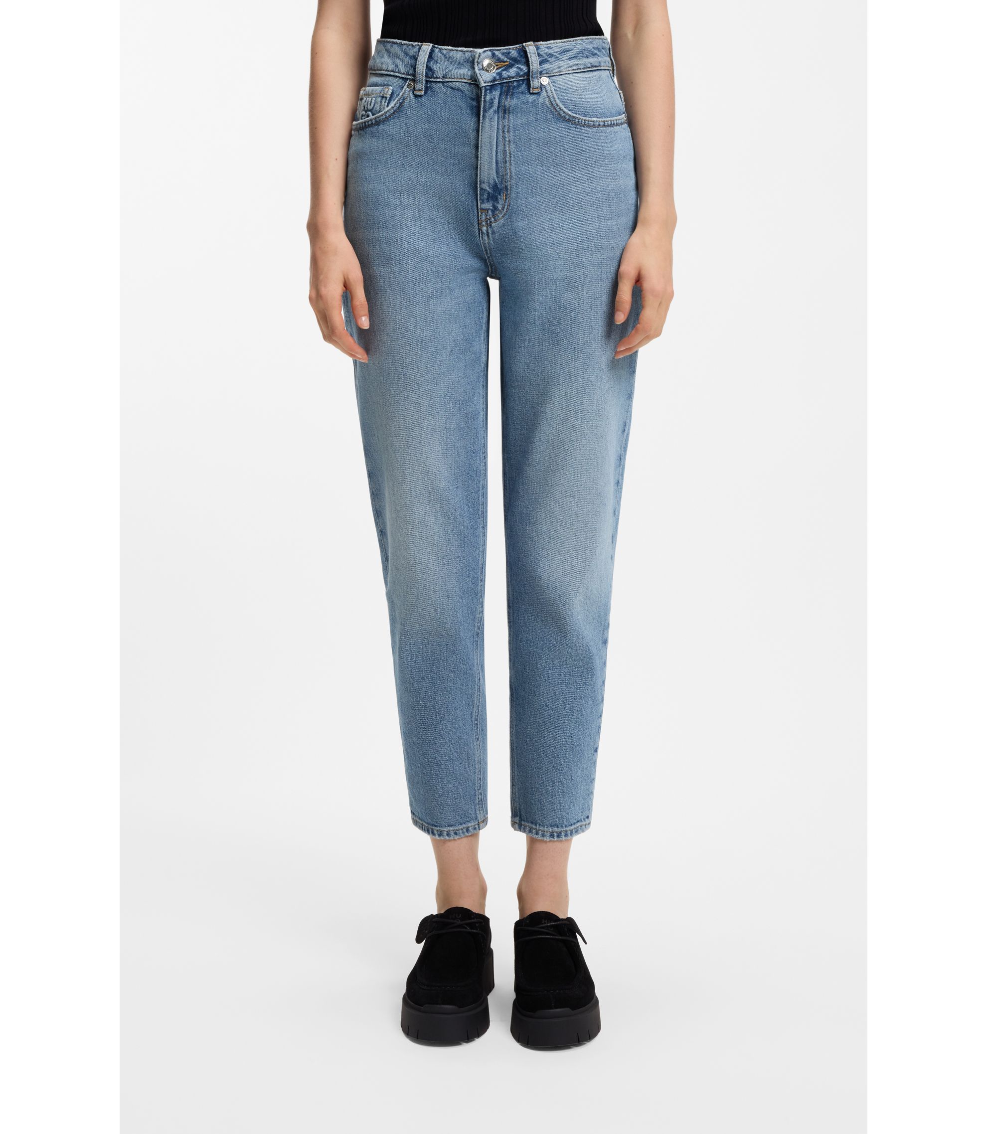Mom-Fit Jeans aus blauem Stretch-Denim mit Prägung an der Tasche