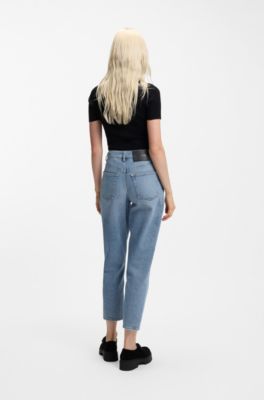 Mom-Fit Jeans aus blauem Stretch-Denim mit Pr&auml;gung an der Tasche, Hellblau