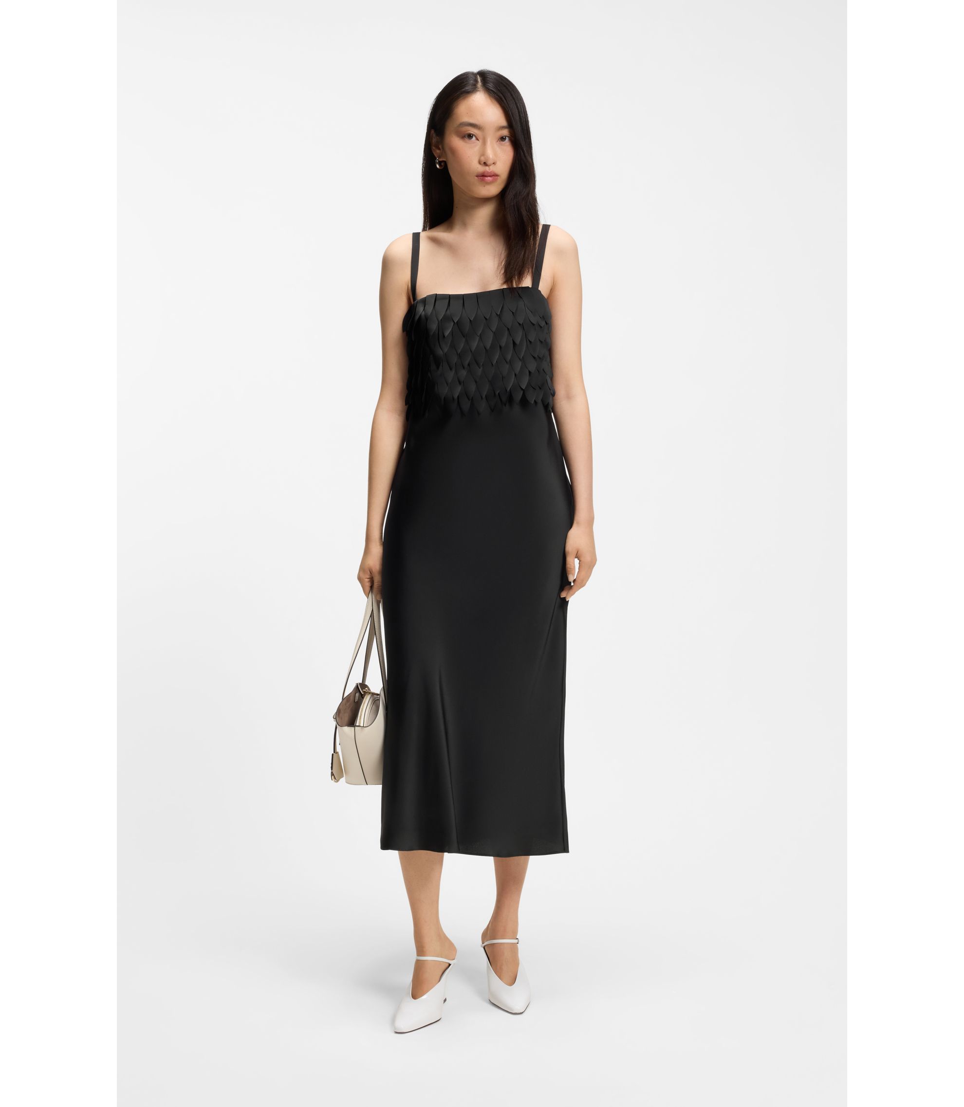 Lang geschnittenes Trägerkleid mit Laser-Cut Details