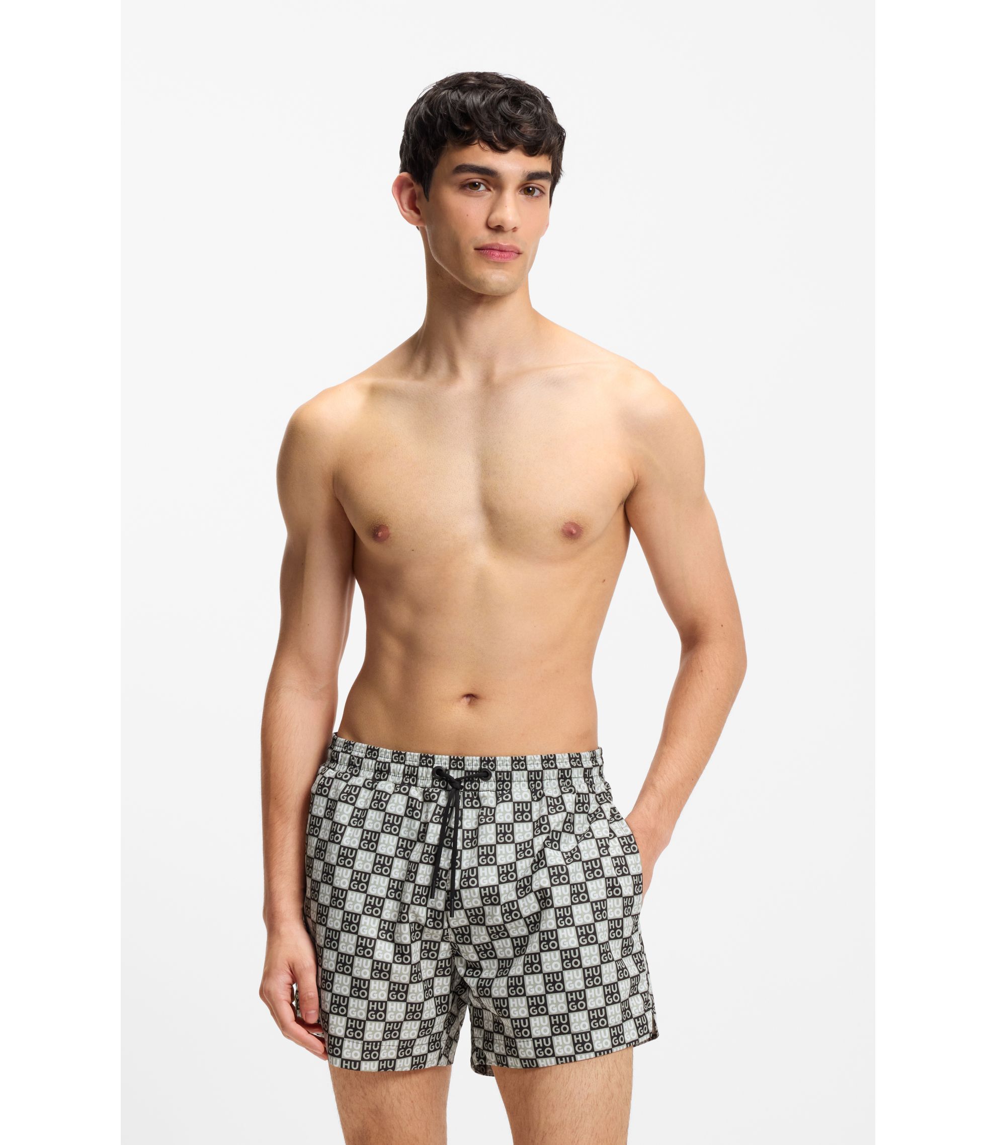 Badeshorts mit Schachbrett-Logos