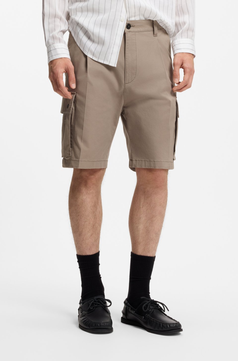 Stretch-cotton cargo shorts with pleat front