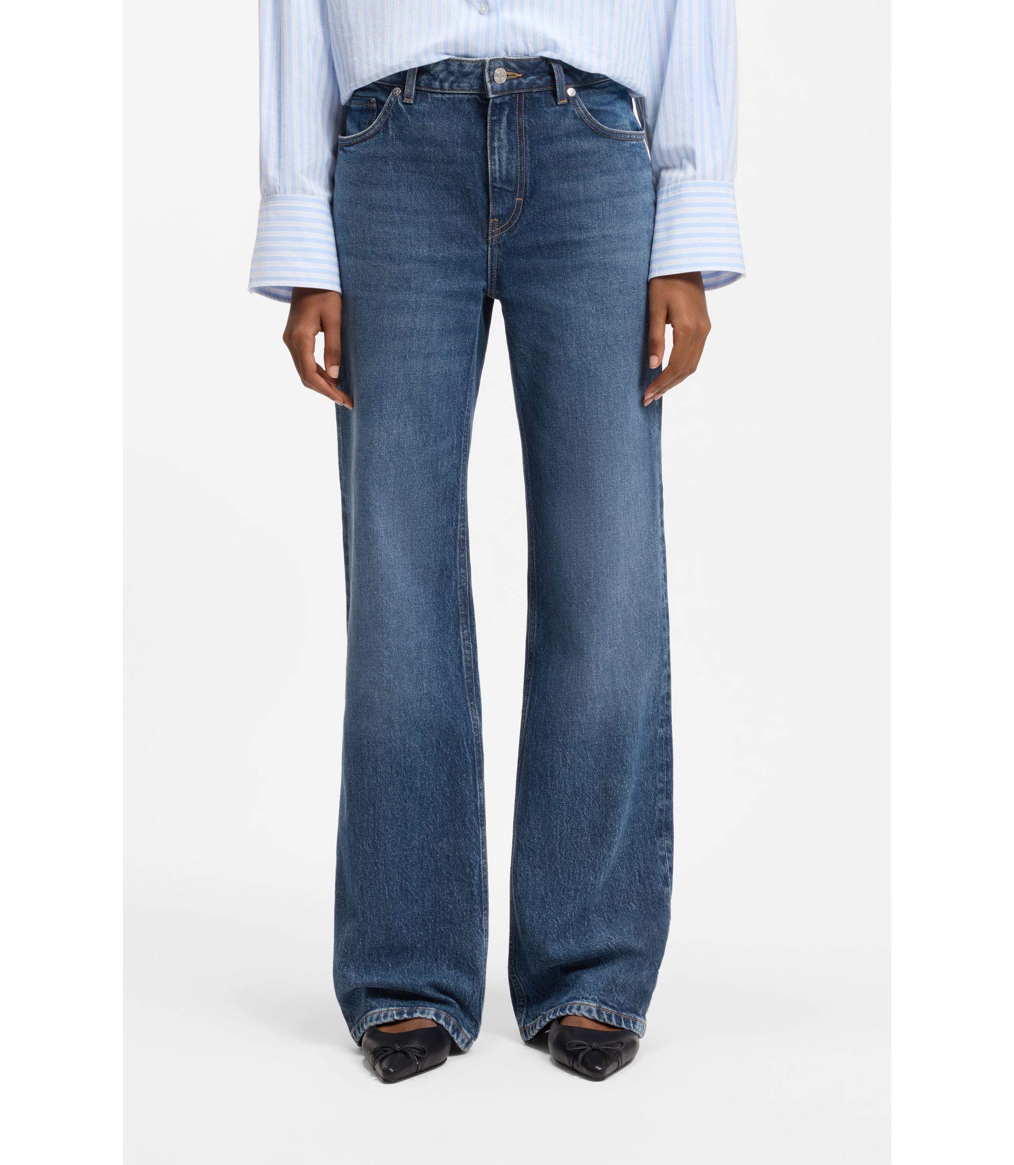 Ausgestellte Jeans aus blauem Stretch-Denim