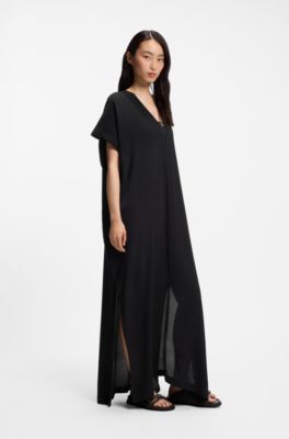 Strandkaftan i krinklat material med V-ringning och Double B-monogramsp&auml;nne, Svart