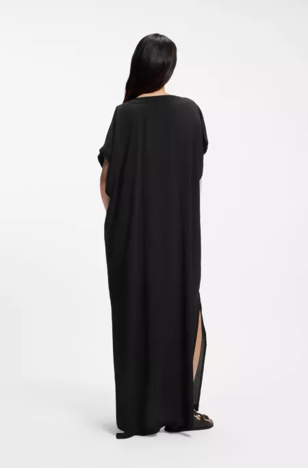 Caftán playero arrugado con cuello en pico y cierre de monograma Double B