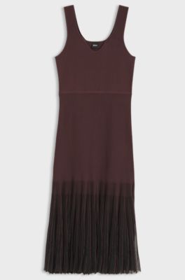 Geripptes Strickkleid mit transparenten Plisseefalten, Dunkelbraun