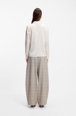 Regular fit-blus i sidensatin med stretch, Vit