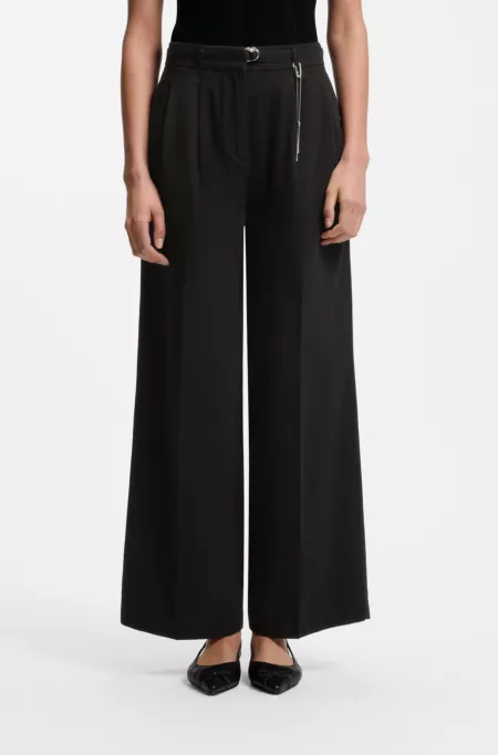 Pantalones straight fit con cadena de mosquetón dorada